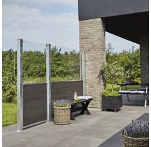 Terrasse mit Sichtschutzwand aus Glas und Verbundholz, Bank und Bepflanzung
