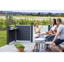 Familie genießt die Zeit im Garten mit einem Sichtschutzzaun mit Ablagefläche.