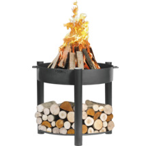Feuerstelle aus Stahl mit Holzscheiten und Flammen