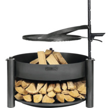 Feuerstelle mit Holz und Grillrost