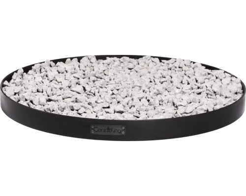 Feuerstelle mit dekorativen Steinen