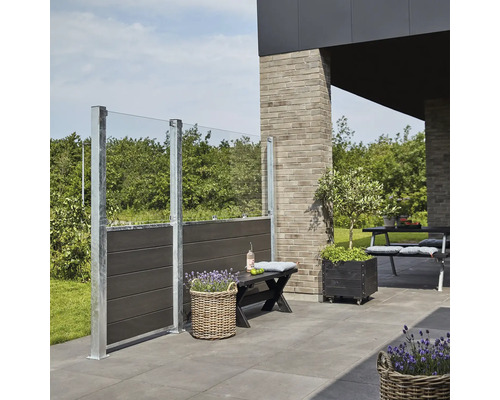 Terrasse mit Sichtschutzwand aus Glas und WPC sowie Gartenmöbeln und Pflanzen