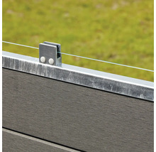 Detailansicht eines Glaszauns mit Metallpfosten und WPC-Zaunelementen