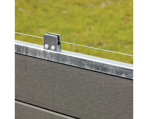 Detailansicht eines Glaszauns mit Metallpfosten und WPC-Zaunelementen