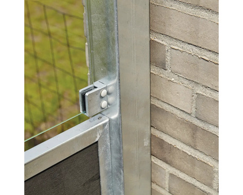 Detail einer Gartentür mit Glaselement und Metallrahmen