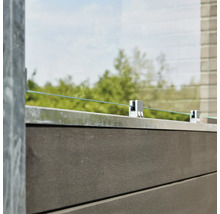 Detailansicht eines Glaszauns mit Metallpfosten und braunen Holzelementen
