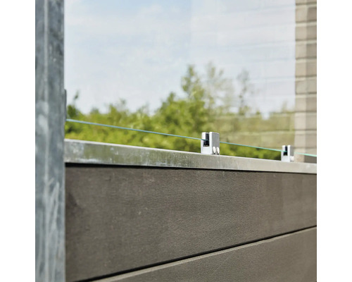 Detailansicht eines Glaszauns mit Metallpfosten und braunen Holzelementen