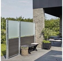 Szene mit Sichtschutzelement mit Milchglas, Sitzbank und Pflanzenkübel auf einer Terrasse