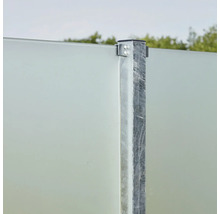 Detailansicht eines Sichtschutzzauns aus Glas und Metallpfosten