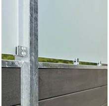 Detailansicht eines Sichtschutzzauns mit Pfosten aus Metall und Füllung aus Holz und Glas