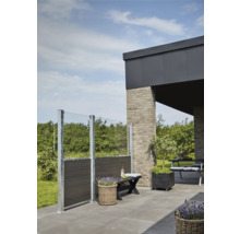 Terrasse mit Windschutzwand aus Glas und Holz, Sitzbank und Dekoration