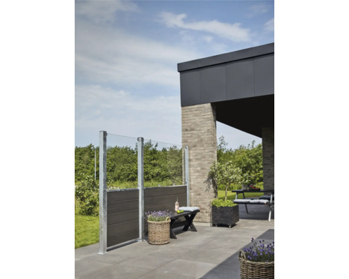 Terrasse mit Windschutzwand aus Glas und Holz, Sitzbank und Dekoration