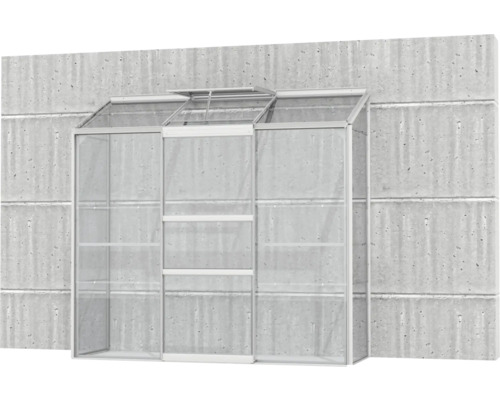 Gewächshaus mit Regalböden vor einer Betonwand