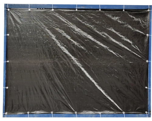 Schwarze Plane mit Ösen an einem Rahmen