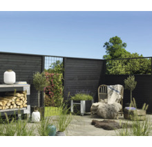 Dekorativer Gartenbereich mit Holzzaun, Stuhl und Pflanzen