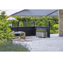 Gartenbereich mit Holzbank, Pflanzkasten mit Lavendel und Sichtschutzzaun