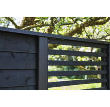 Holzzaun mit horizontalen Latten für den Garten