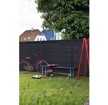 Szene im Garten mit Holzzaun, Bank, Leiter und Fahrrad