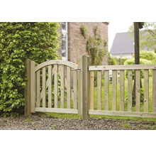 Holzzaun mit Gartentür vor einem Garten