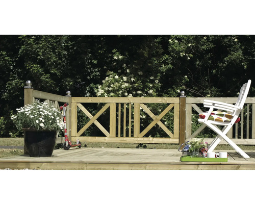 Holzterrasse mit Geländer, Gartenmöbeln und Dekoration