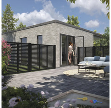 Moderne Gartenszene mit Zaun, Terrasse und Haus