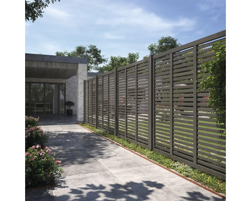 Sichtschutzzaun mit horizontalen Lamellen im Garten.