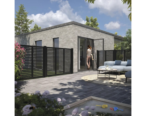 Modernes Haus mit Terrasse, Loungemöbeln, Sichtschutzzaun und Sandkasten