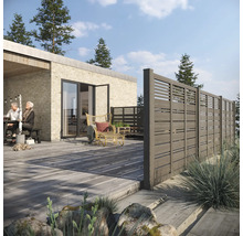 Terrasse mit Holzboden und Sichtschutzzaun