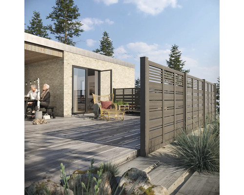 Terrasse mit Holzboden und Sichtschutzzaun