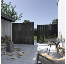 Szene mit einem blickdichten Holzzaun im Gartenbereich mit Gartenhaus und Sitzgruppe