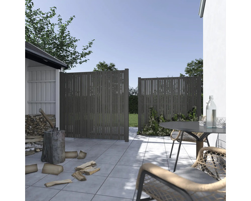 Gartenszene mit Zaunelementen und Sitzbereich auf einer Terrasse