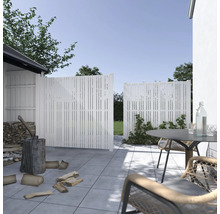 Gartenszene mit Sichtschutzzaun, Holzhackszene und Gartenmöbeln auf einer Terrasse