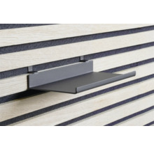 Schwarzes Wandregal an Akustikpaneel