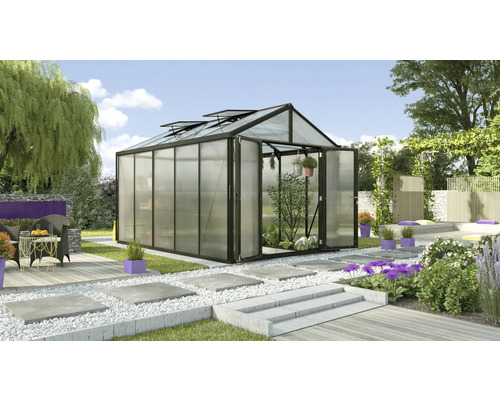 Gewächshaus mit geöffneten Türen in einem Garten mit Pflanzen und Gartenmöbeln.