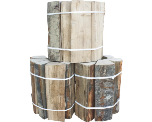 Gestapeltes Brennholz mit Schnur gebündelt