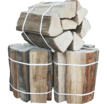 Gestapeltes Brennholz mit Kordel