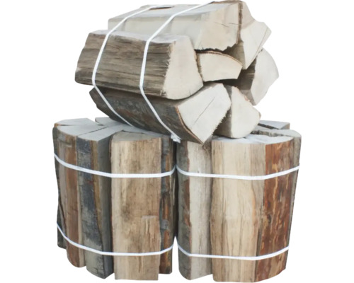 Gestapeltes Brennholz mit Kordel