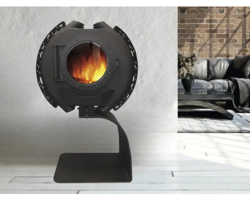 Kugel Kaminofen mit Glasfenster im Wohnzimmer