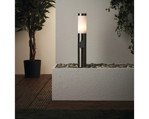 Außenleuchte auf Steinen in Pflanzgefäß neben Pflanzen