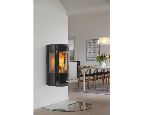 Wandmontierter Kaminofen im Wohnzimmer mit Esstisch
