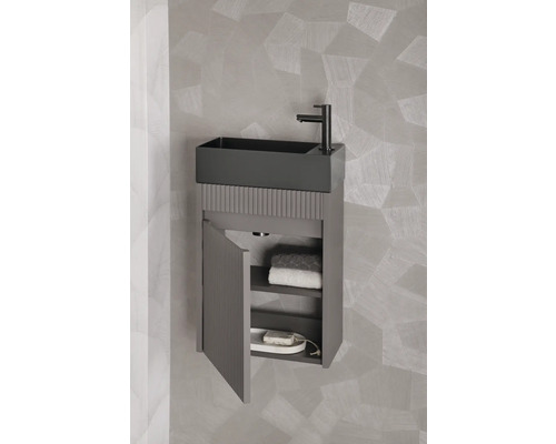 Badezimmer mit Waschbeckenunterschrank, offenem Schrank, Handtüchern und Seife