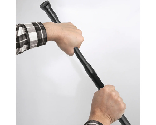 Eine Person montiert eine ausziehbare Stange.