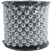 Girlande aus silbernen Kugeln auf einer Spule