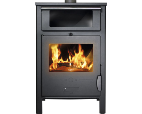 Kaminofen Nort CADIZ Stahl schwarz 9 kW Kaminofen mit Brennholz und Flammen