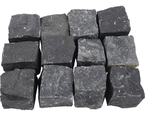 Mehrere dunkle Pflastersteine aus Naturstein
