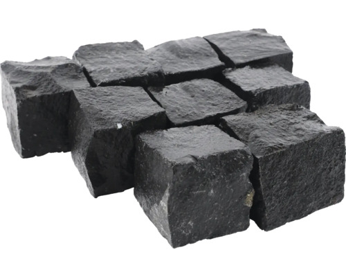 Mehrere dunkle Pflastersteine aus Naturstein