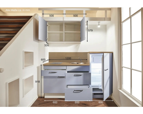 Kompakte Küche mit Maßen und offenem Kühlschrank