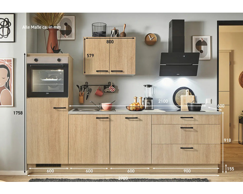 Komplette Küchenzeile mit Elektrogeräten und Arbeitsplatte in Holzoptik