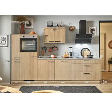 Küchenzeile in hellem Holzdesign mit integriertem Backofen und Dunstabzugshaube sowie Maßangaben