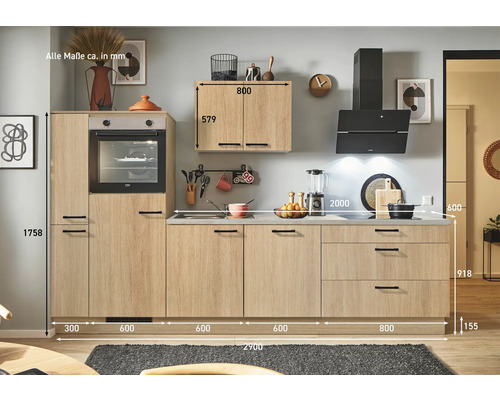 Küchenzeile in hellem Holzdesign mit integriertem Backofen und Dunstabzugshaube sowie Maßangaben